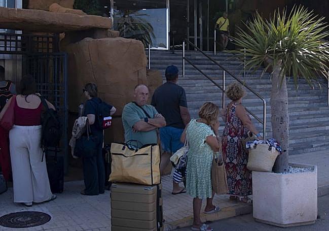 Clientes dejan ayer el hotel Entremares, en La Manga.