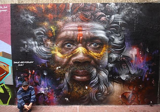 Dale Grimshaw posaba con su aplaudida obra, realizada en Alcantarilla, en 2021.