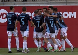 Los jugadores del Real Murcia celebran uno de los goles de Pedro León en la victoria ante el Sevilla Atlético en el debut del equipo la temporada pasada.