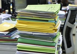 Imagen de archivo de documentos acumulados en la mesa de un juzgado de Murcia.