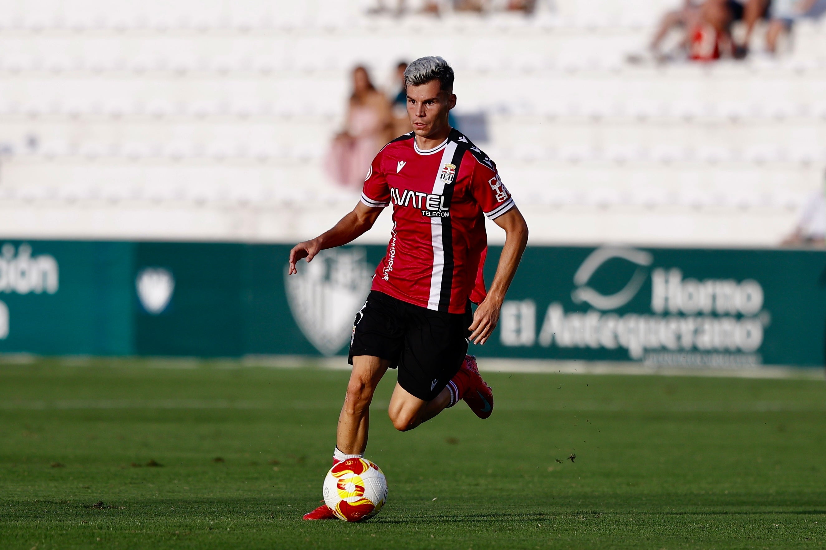 Luismi Redondo con el balón.