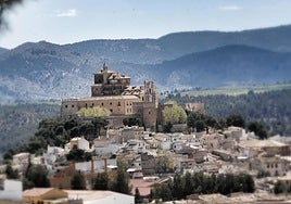 Panorámica de Caravaca de la Cruz, con el Castillo y el Santuario coronando la ciudad.