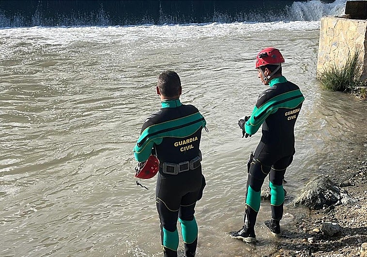 Buscan al hombre desaparecido en la playa fluvial.