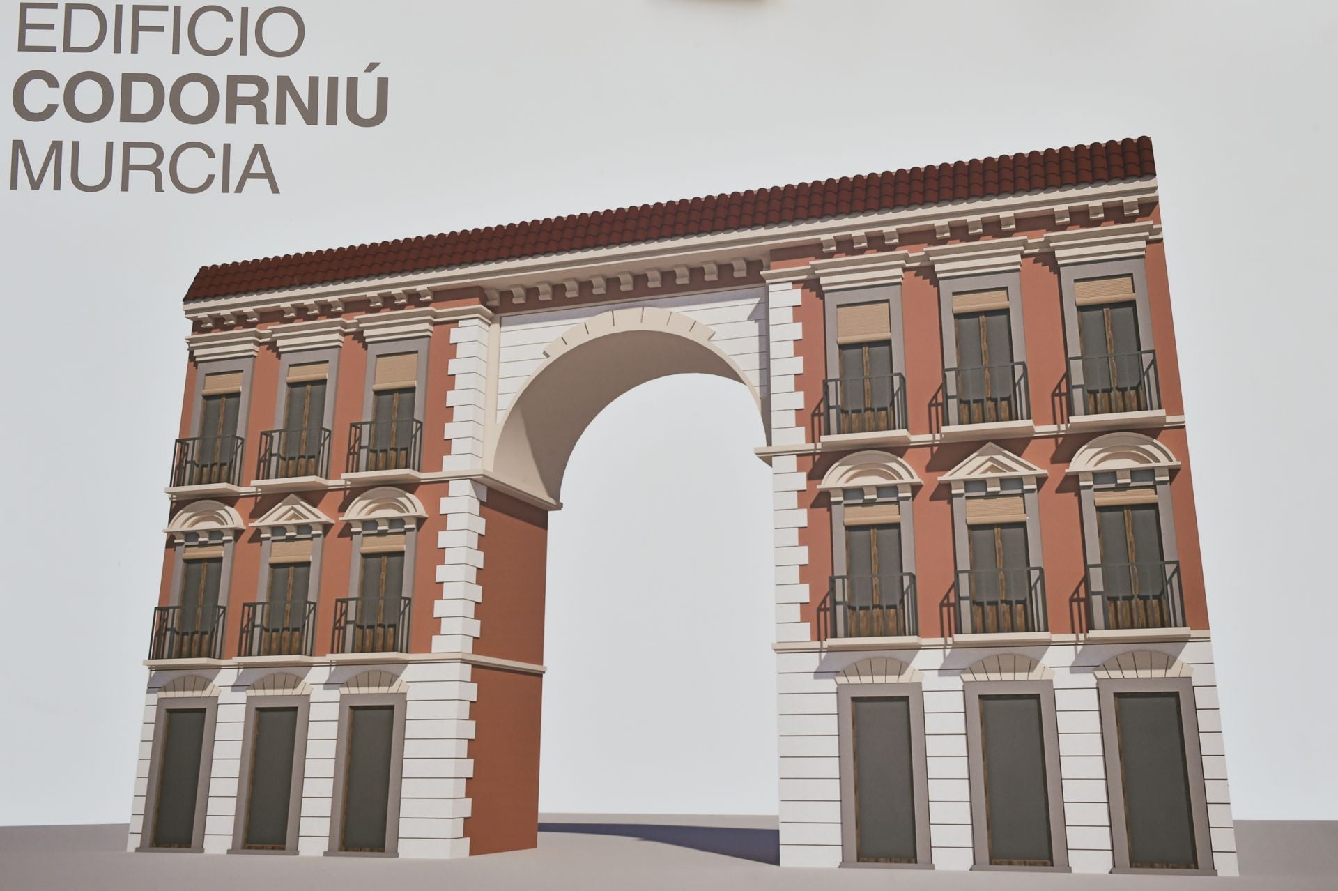 La instalación del pórtico de los Huertos del Malecón, en imágenes