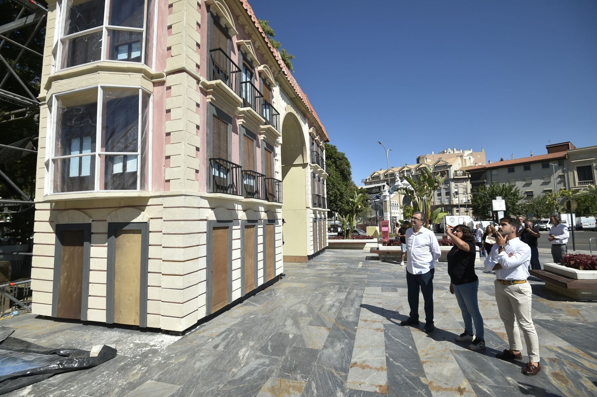 La instalación del pórtico de los Huertos del Malecón, en imágenes