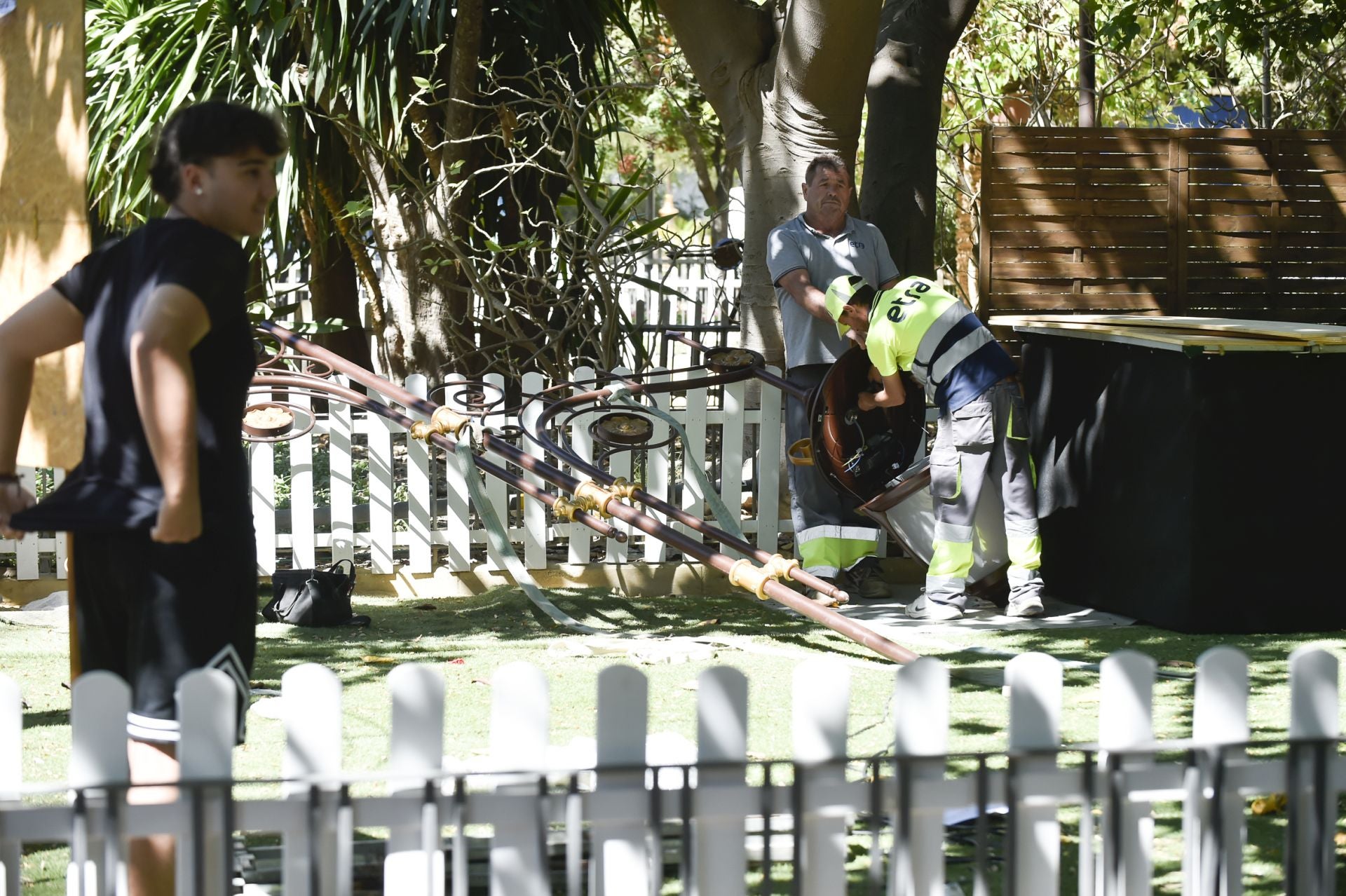 La instalación del pórtico de los Huertos del Malecón, en imágenes