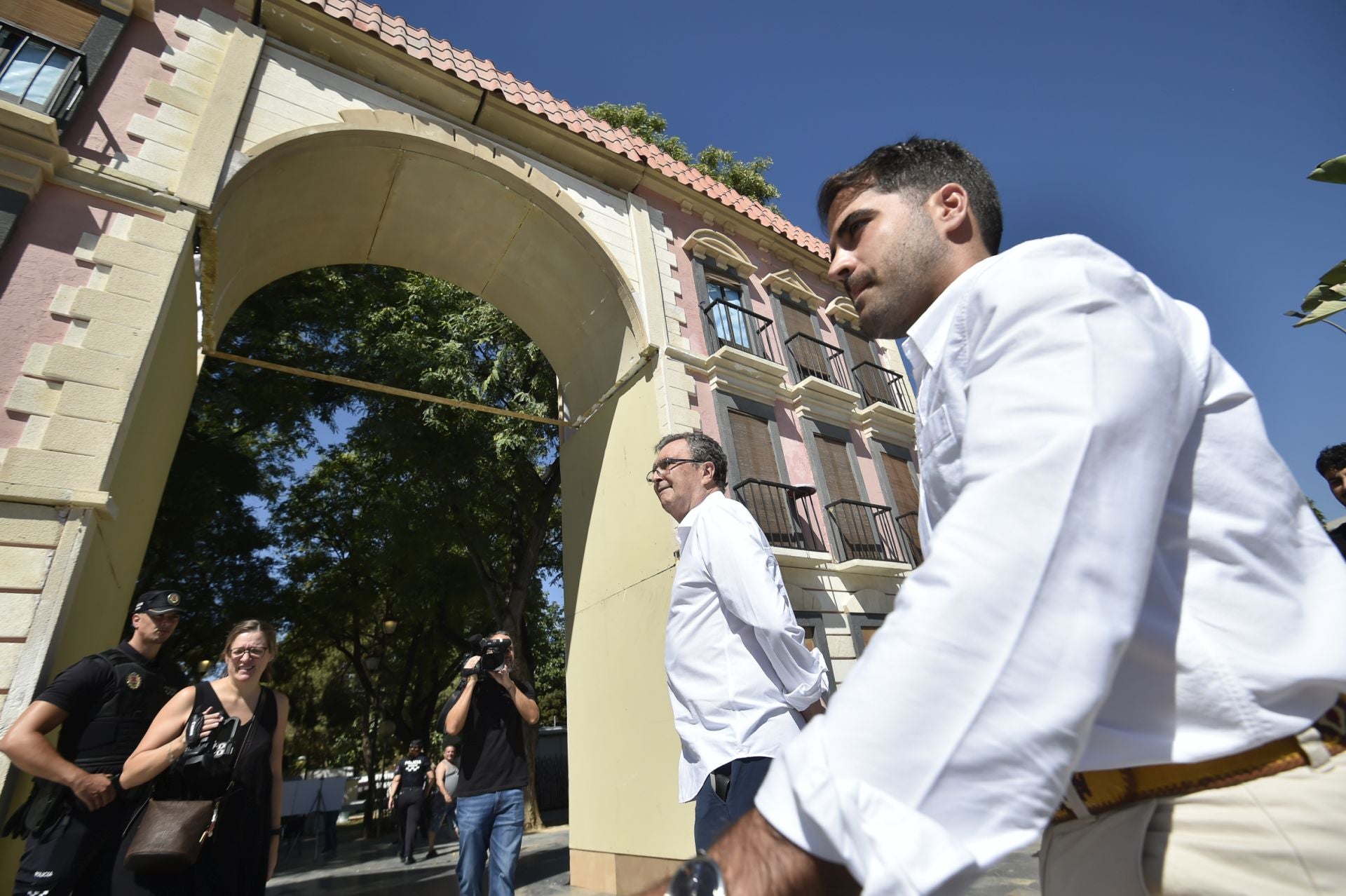 La instalación del pórtico de los Huertos del Malecón, en imágenes