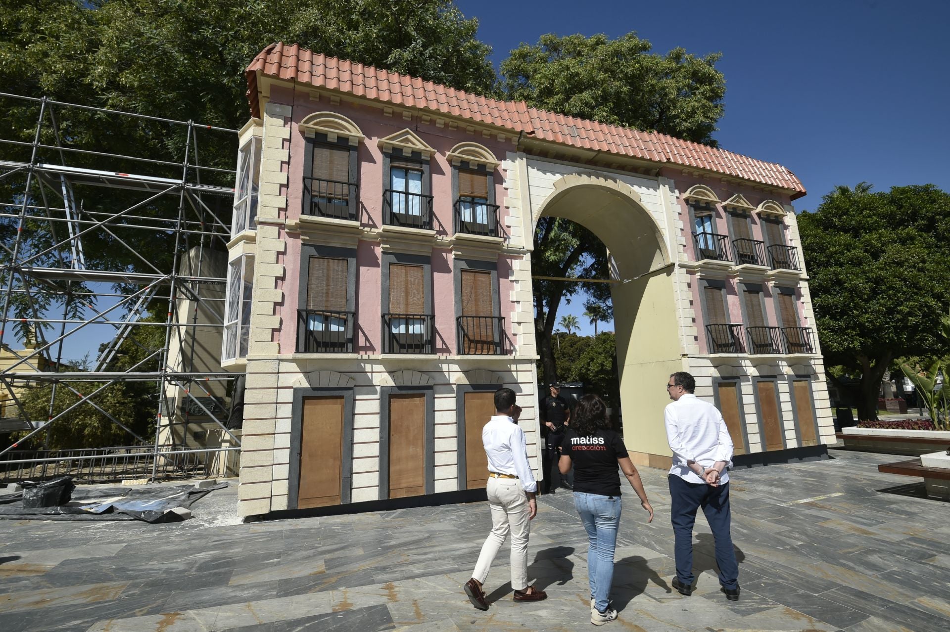 La instalación del pórtico de los Huertos del Malecón, en imágenes