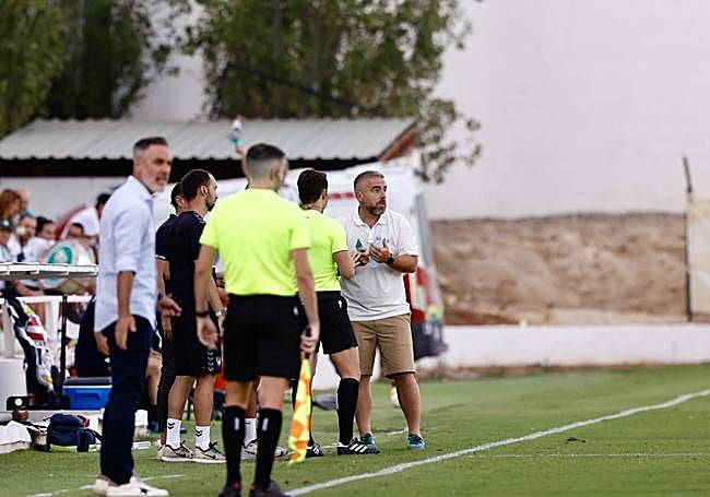 Javi Rey protesta una decisión del colegiado.