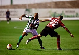 Biabiany dribla a Nacho Martínez en el partido de ayer en El Maulí.