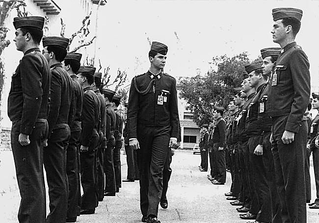 El Príncipe Felipe pasa revista a sus compañeros, en 1987.