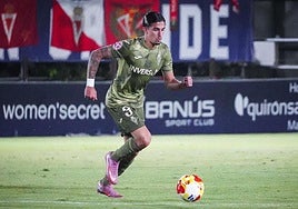 Cristo Romero con el balón.