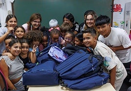 Un grupo de menores con el material entregado.