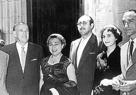 Ángela Figuera Aymerich (c) junto a Vicente Aleixandre y su hijo (a su derecha) y Rafael Morales, su esposa y Carlos Bousoño.