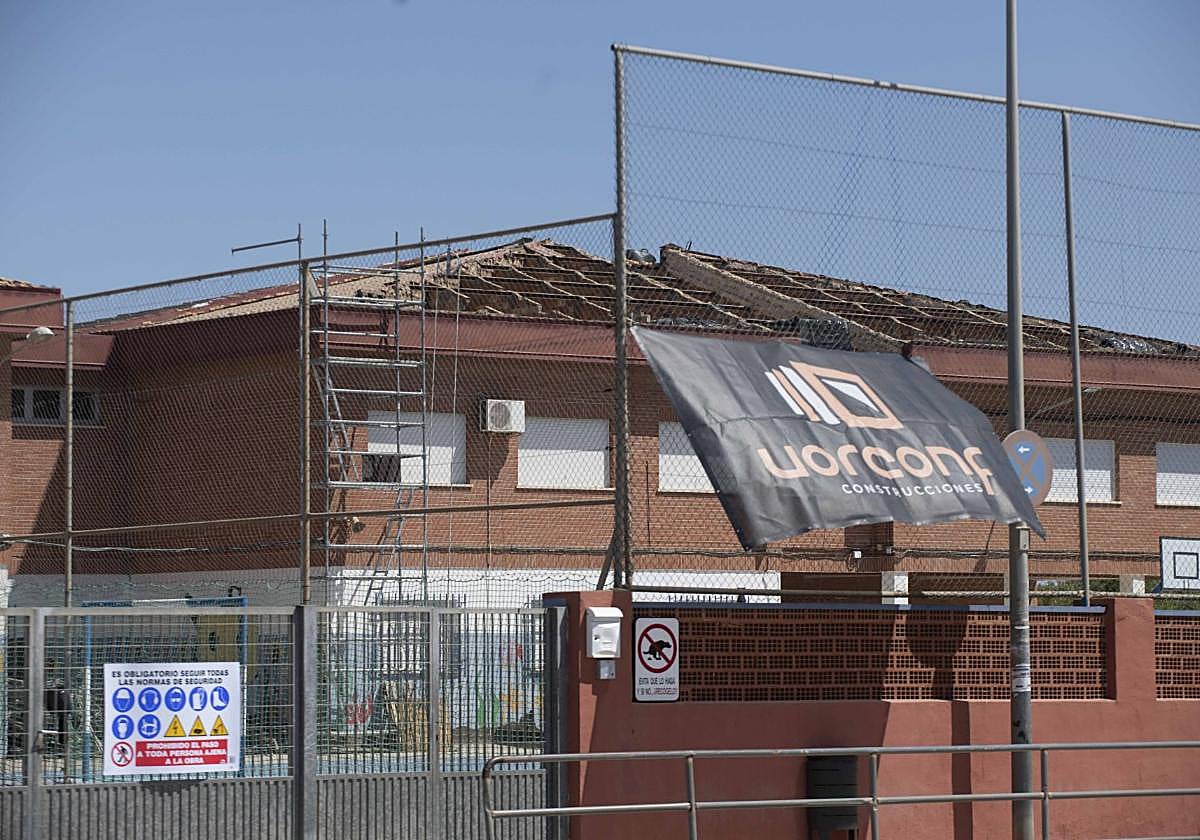 Imagen del estado actual que presentan los trabajos en la cubierta del centro escolar.