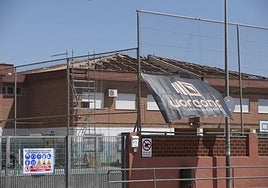 Imagen del estado actual que presentan los trabajos en la cubierta del centro escolar.