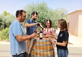 Bartolomé Abellán (i) y Ana Belén Simón (d), enólogos de la bodega.