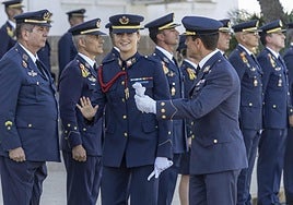 La cadete Borbón Ortiz, guiada por el coronel Asenjo, tras saludar a los mandos de la Academia.