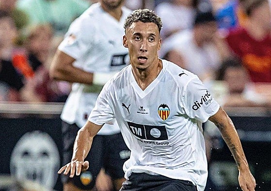 Pablo López, en un partido con el Valencia.
