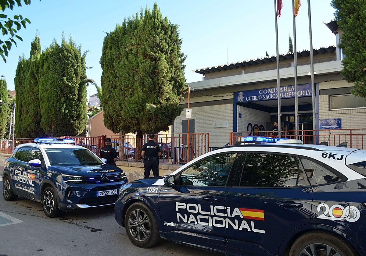 Agentes y vehículos patrulla junto a la comisaría de Molina de Segura.