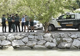 Patrullas de la Guardia Civil se desplazan al lugar en el que se ha encontrado el cuerpo.