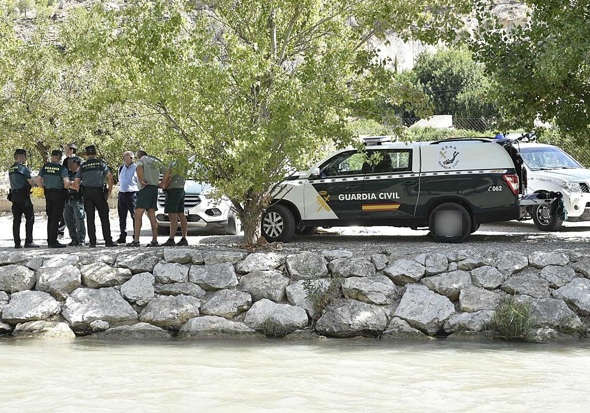 Patrullas de la Guardia Civil se desplazan al lugar en el que se ha encontrado el cuerpo.