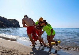 Los socorristas realizan un simulacro de rescate en la cala de Calnegre, en una imagen de archivo.