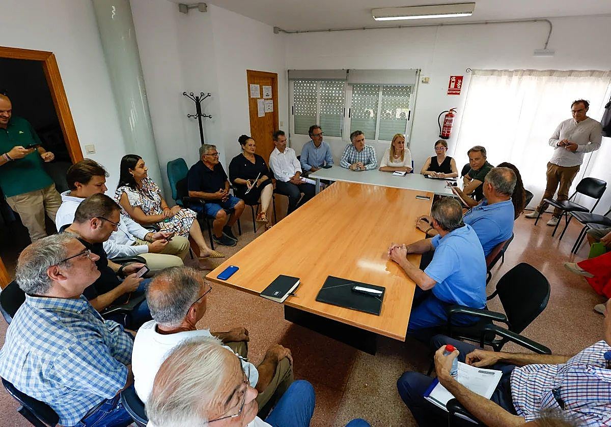 Imagen de archivo de una reunión de los técnicos de Adif con los vecinos y el Ayuntamiento.