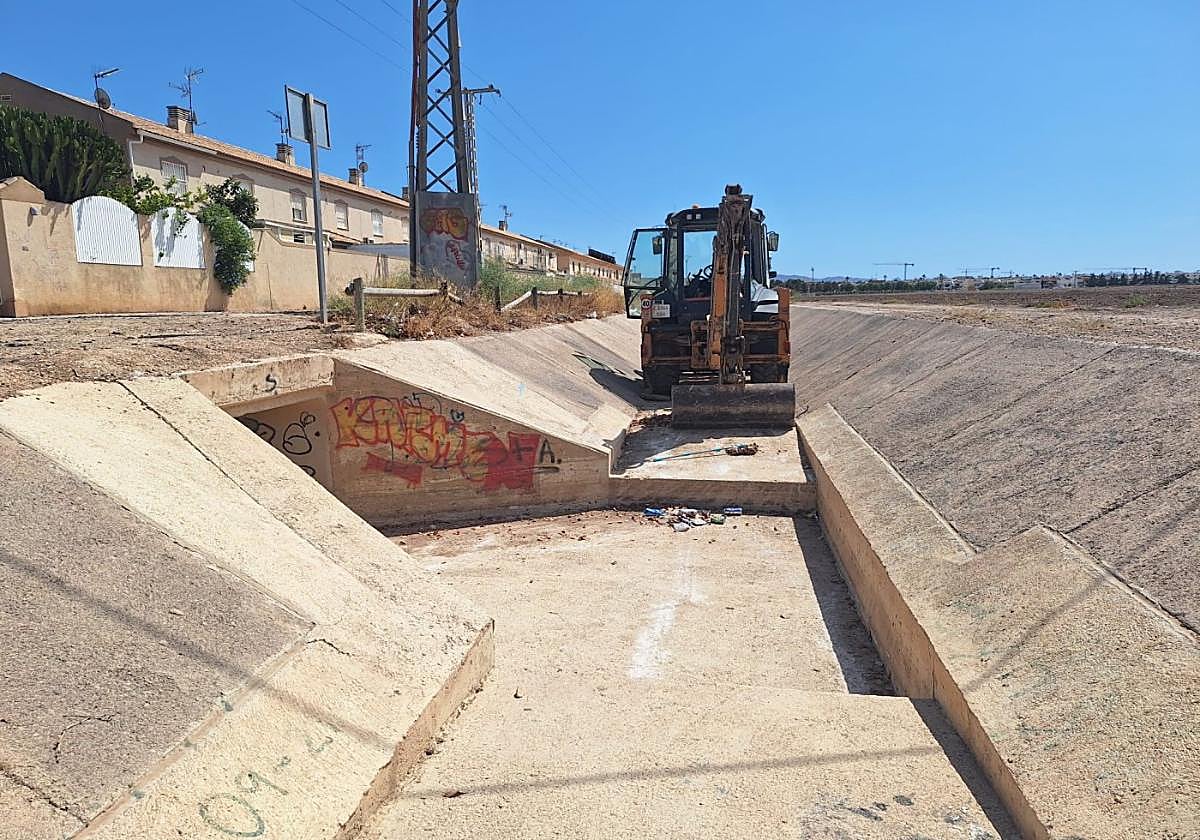 Una máquina lleva a cabo trabajos de limpieza en uno de los canales del municipio.