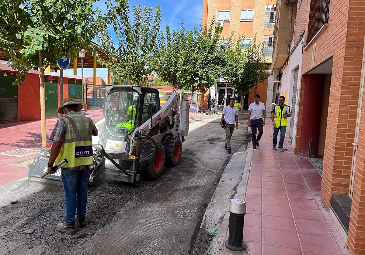 Los operarios ejecutan los trabajos de reasfaltado, ayer, en Molina.