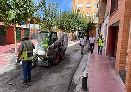 Los operarios ejecutan los trabajos de reasfaltado, ayer, en Molina.