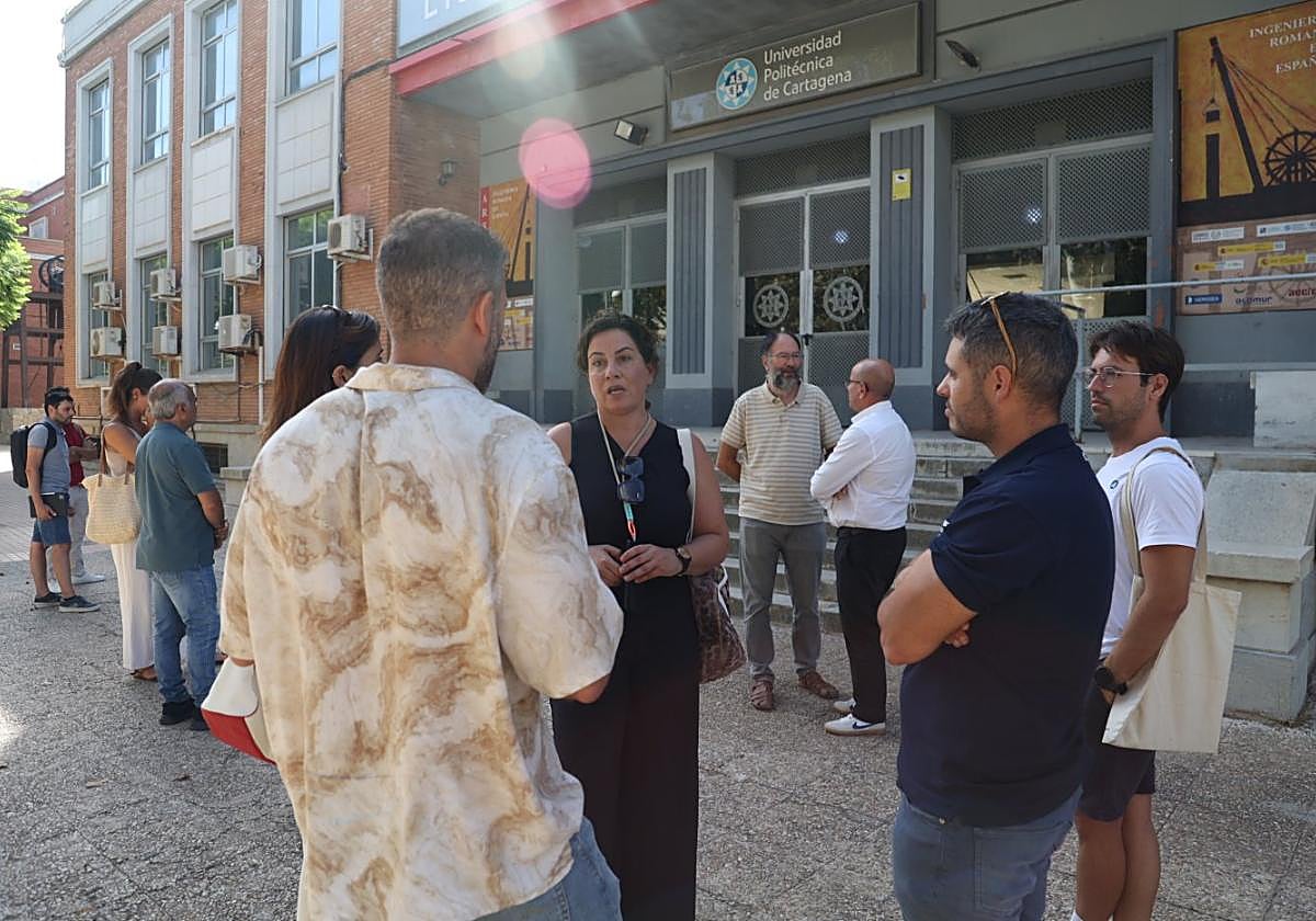 Los arquitectos durante la visita al edificio que se va a rehabilitar.