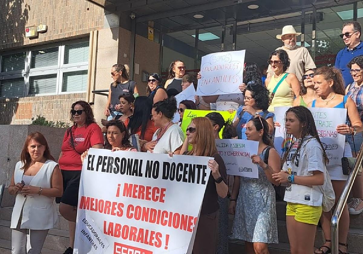 Un momento de la protesta, ayer, a las puertas de la Consejería de Educación.