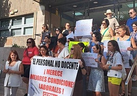 Un momento de la protesta, ayer, a las puertas de la Consejería de Educación.
