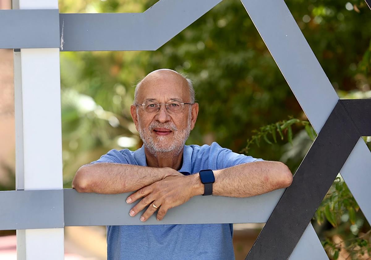 El poeta David Pujante (Cartagena, 1953), ayer en Murcia, donde presentará su libro en octubre.