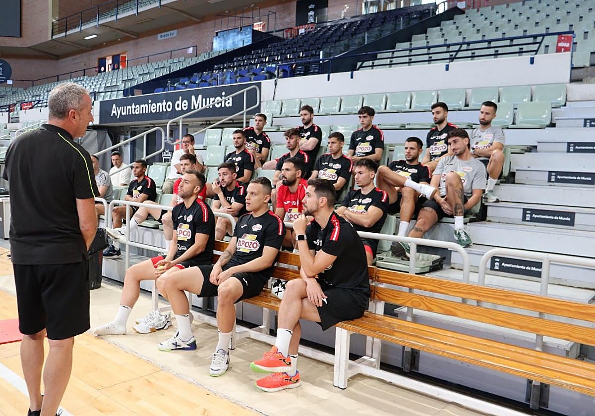La plantilla de ElPozo Murcia atiende en la mañana del lunes al árbitro Alejandro Martínez.