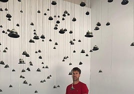 El artista francés Felix Blume junto a la instalación sonora 'Enjambre (Essaim)' en la Sala de Máquinas del Centro Párraga.