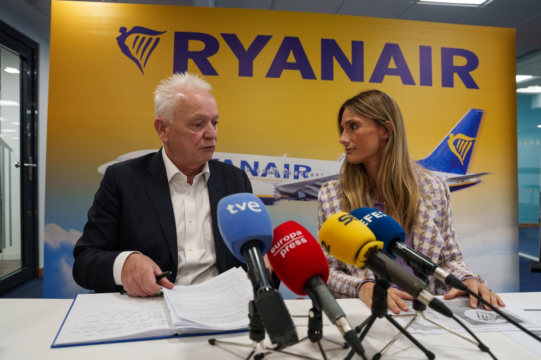 El consejero delegado de Ryanair, Eddie Wilson, y la directora de comunicación en España, Alejandra Ruiz.