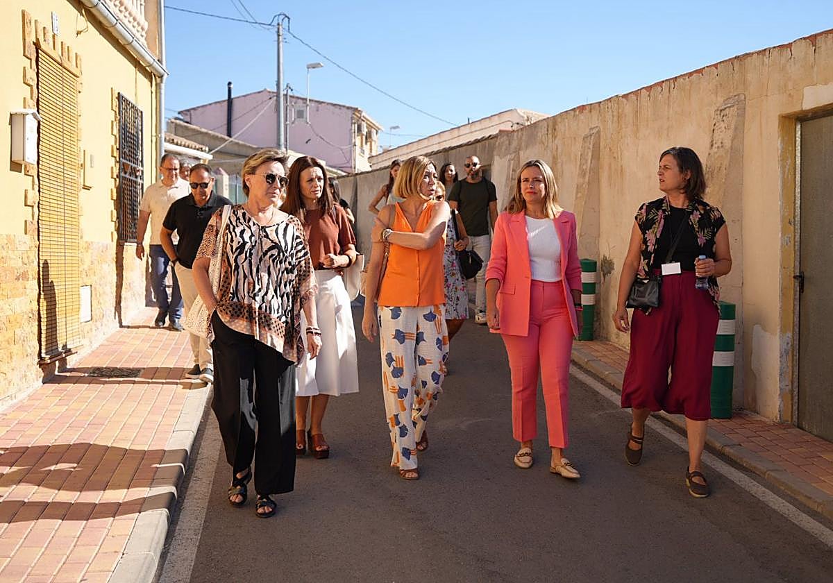 La consejera de Política Social, Familias e Igualdad, Conchita Ruiz, junto con la alcaldesa de Jumilla, Severa González, durante la visita a las zonas de intervención con el proyecto ''Pro-Tejiendo nuestro barrio'.