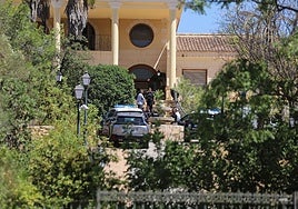 Un vehículo de la Policía Nacional, este miércoles, en el chalé asaltado.