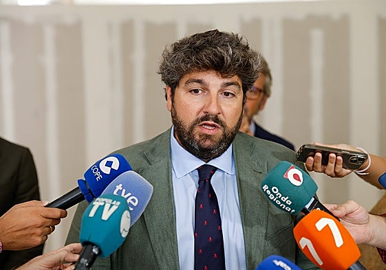 López Miras durante su comparecencia ante los medios de comunicación.