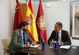 López Miras y Gil durante su reunión en el Ayuntamiento.