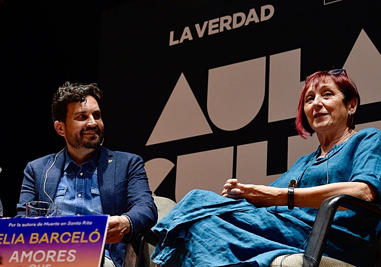 Elia Barceló durante su intervención en el Aula de Cultura de LA VERDAD.