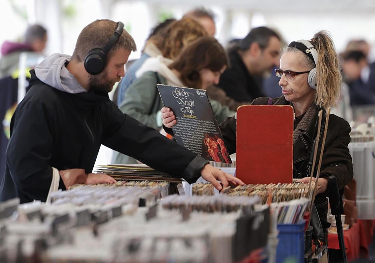 Imagen de archivo de coleccionistas de discos en una feria.