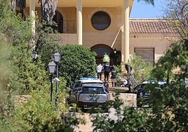 Policías en el chalé asaltado en la urbanización molinense de El Chorrico, este miércoles.