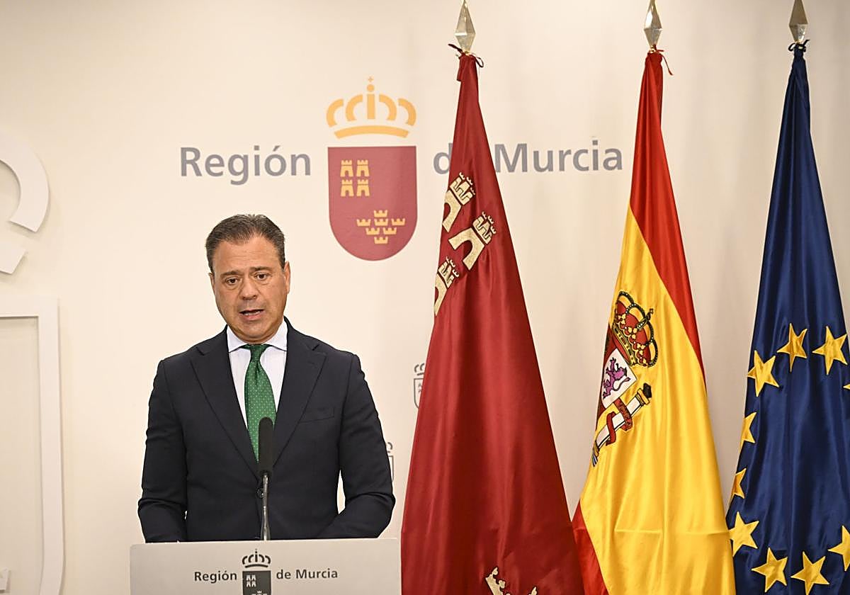 El portavoz del Gobierno regional, Marcos Ortuño, este jueves en rueda de prensa.