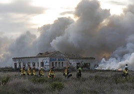Los bomberos trabajando en la zona.