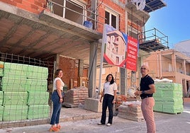 María Dolores Vivancos, Raquel Sevilla y Miguel Cerón, administrador de la empresa constructora Bavinor, a pie de una de sus obras en Alhama de Murcia, ayer.