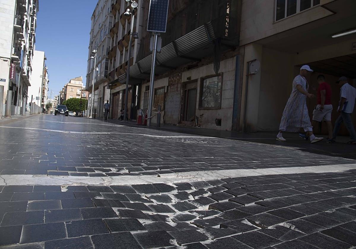 El tramo de adoquines de la calle Gisbert presenta socavones como el de la imagen.