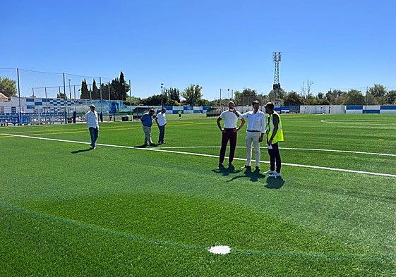 Visita del alcalde y el edil de Deportes a las obras del estadio.